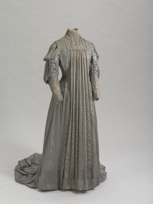 lookingbackatfashionhistory:• House Dress of Dowager Empress Maria Feodorovna. Place of origin: Fran