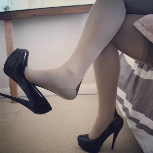 Hmm do you think the colour of these stockings is a little off? #sexyhighheels #sexytights #sexylegs