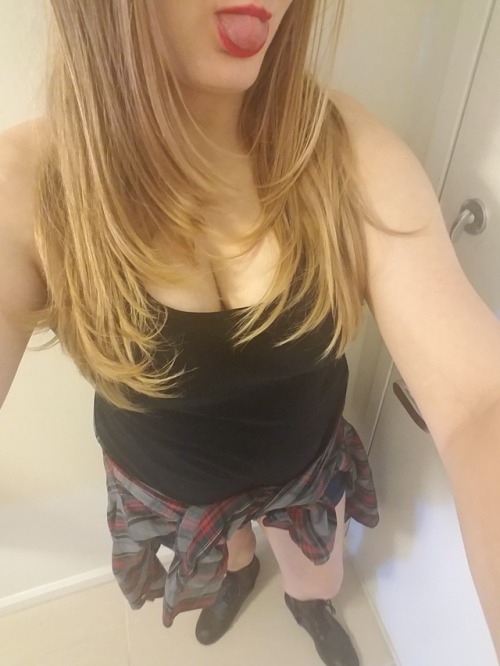 Happy Friday! I’ve got a lunch date with Not A Tumblr Dom so I put on some makeup and in going