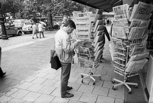 West Berlin 1986. A news kiosk near the Hotel Am Zoo, selling all the papers, Der Tagesspiegel, Die 