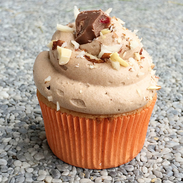 heckyeahvegancupcakes:  Vegan Hazelnut Cupcakes with a Heavenly Fluffy Frosting at B&amp;D-