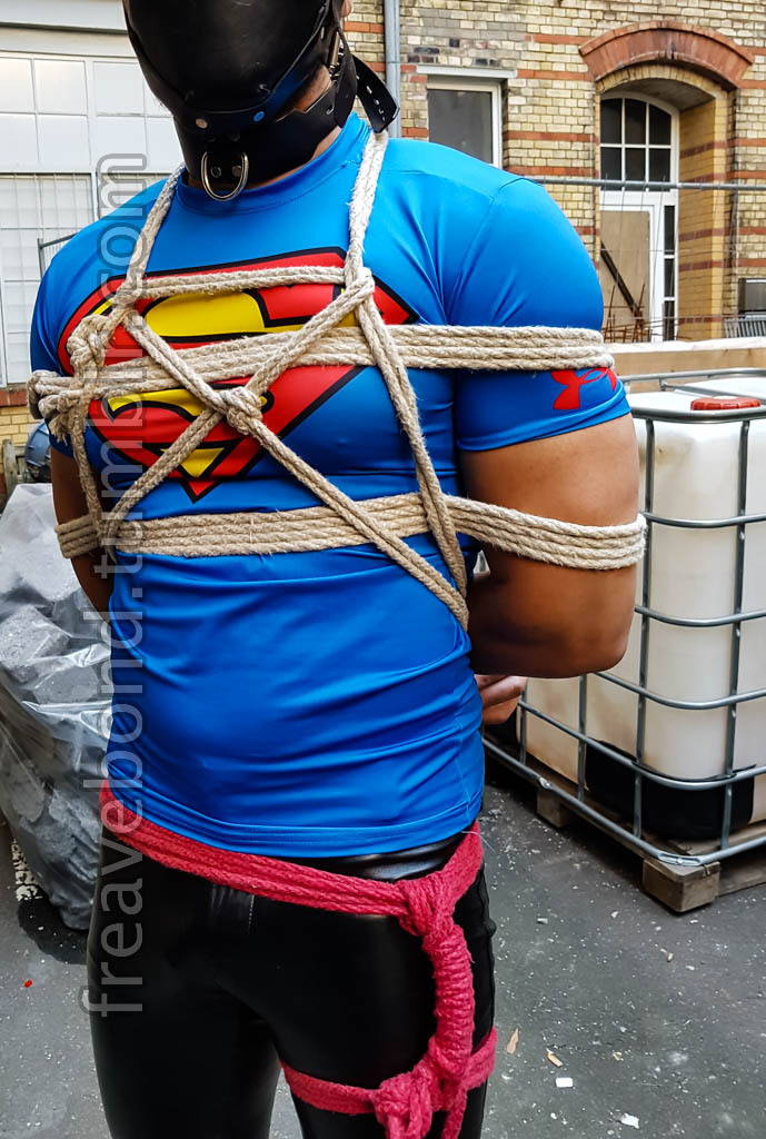 freavebond: Couldn’t wait … in the queue with @blogaddictedtoropes outside @quaelgeist-berlin