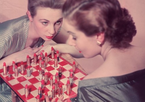 badgersmarblesarelost: vintageeveryday: Lipstick chess, 1955. This is not a straight photo.