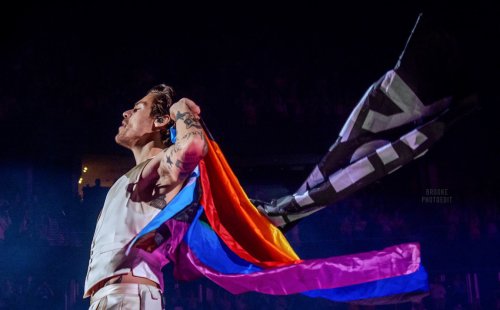 stylesnews: Harry on stage in Nashville, Night Two, by Brooke.