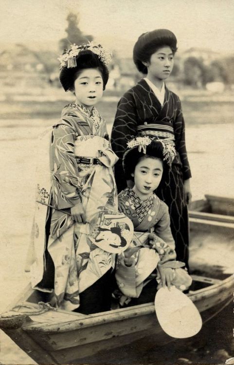 Photographies : maiko 舞子 et geiko 芸子période Taishō jidai 大正時代 (1912-1926).