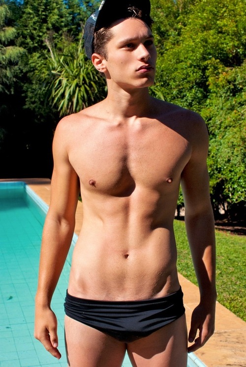 men-in-underwear:  SUBMIT YOUR PICS LADS