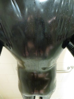 apaaps:  Once again all wet on the outside. Libidex Neo Catsuit Totalenclosure. 