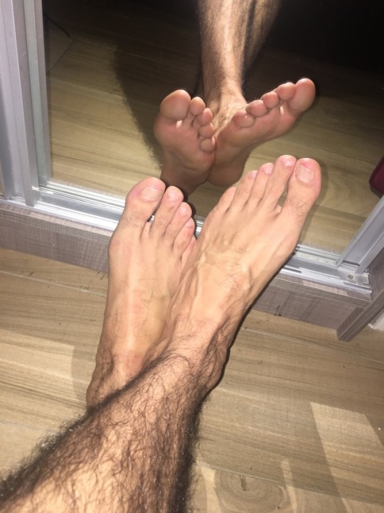 latinfeetasscock:  Mirror Mirror… (my feet)