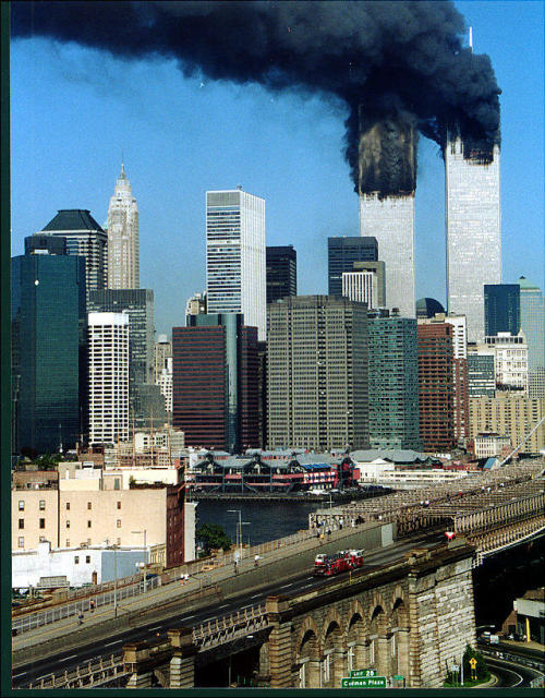 deadmancreepin:The Final Run of Ladder 118FDNY Ladder 118 crosses the Brooklyn Bridge into lower Man