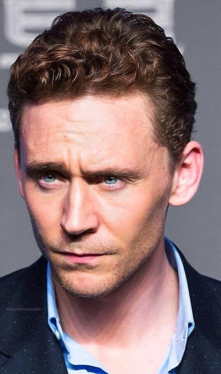 hiddlestonitalygroup:  and more pics in our gallery “Tom:…let me thinking” in:www.hiddlestonitalygroup.com/bwg_gallery/tom-let-me-thinking/