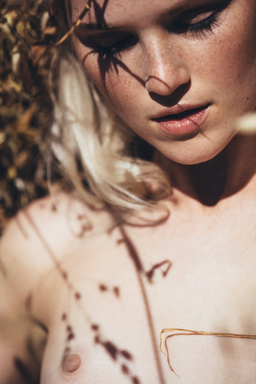 sublime-beauty:Alexa Reynen by Aaron Feaver