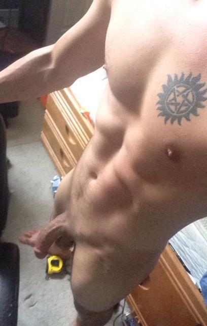 biblogdude:  straightdudesexting:  Straight Canadian stud  I’m down for some Straight Canadian cock. Bring it bro 