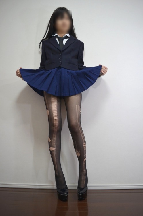 mumua98:  撕开的丝袜~诱惑 校服黑丝~！665张 单套30￥ 入会、购买请加qq： 798079176 （每周至少一套照片，每套500-1500张左右） 请大家关注支持木木啊~