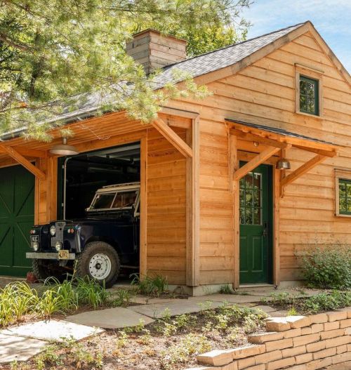 We’re obsessed with this “Motor Barn” designed by our very creative friends @murphycodesign. Details