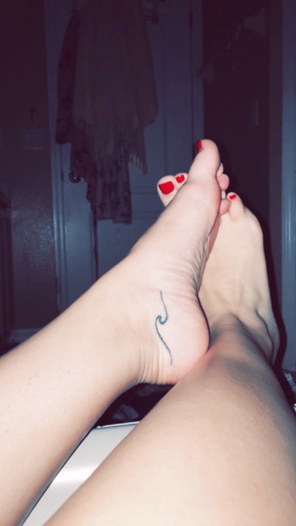 tiny-twinkle-toes:  Bath time toes 👣🌊☁️🍒❤️ porn pictures