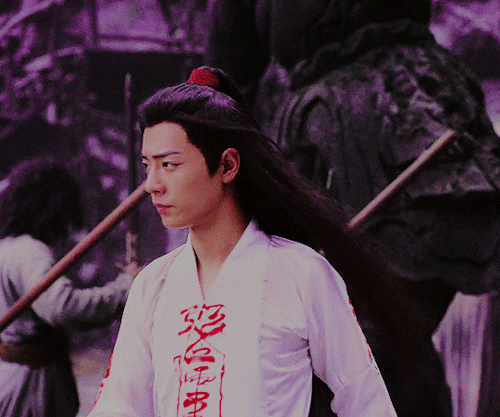 cescedes:Wei Wuxian looked slightly to the side. He saw Lan Wangji, who stood beside him, without an