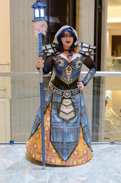 ardawigs:
“ bewitchedraven:
“ War TARDIS
Cosplay by BewitchedRaven
All armor was made from Worbla
The Lantern Staff holds 2 LED light, and blue EL Wire
The Under Skirt was made from custom printed fabric of the 10th Doctor’s Interior TARDIS walls
The...