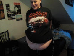 lardheaven:  my ex feedee girlfriend just a bit to fat for her old tshirt