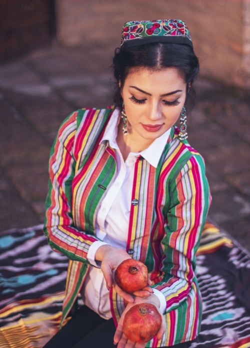 dehqan:Beaufiful photoset of several Tajik folk dresses. Photo(s) credit: Nani.