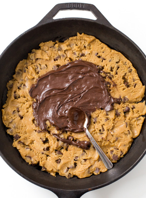 foodffs:  PEANUT BUTTER CHOCOLATE SKILLET COOKIE Really nice recipes. Every hour. Show me what you cooked!