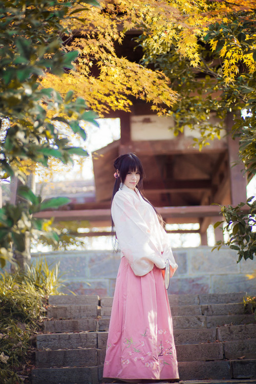 Chinese girl wearing pink hanfu. ( cr: 30Eki ) This kind of hanfu is called Ao'qun which showed up i