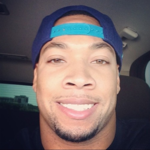 hoodsworld:  Keenan Robinson  wat d hell!….is dat someone’s neck or r they making racist neck cast now