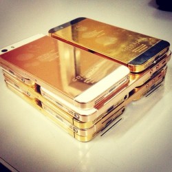 londonlifestyle:  Gold iPhone 5S stacks 😳