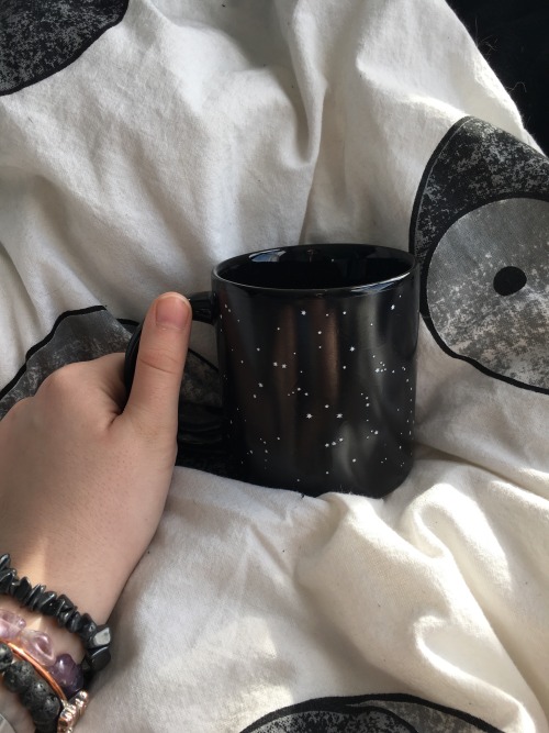 tragicinsanity:I BOUGHT A MUG THAT CHANGES FROM STARS TO CONSTELLATIONS WHEN YOU PUT COFFEE IN IT I 