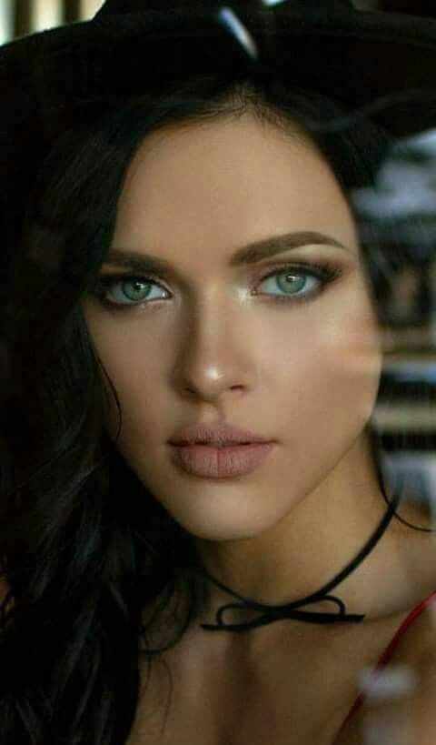 Hannah (15 Photo)