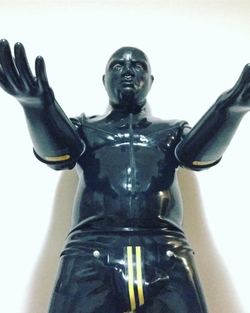 #latexmirrormask#rubberman #heavyrubber #gayrubber#gayrubberfetish#gayrubberman#rubbermask