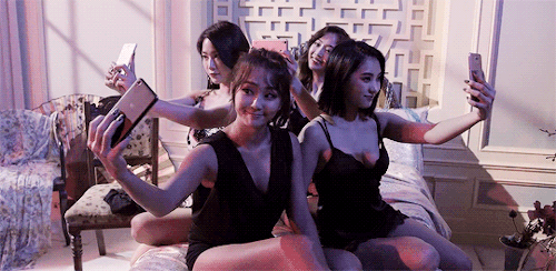 voonbora:  queens of selfies