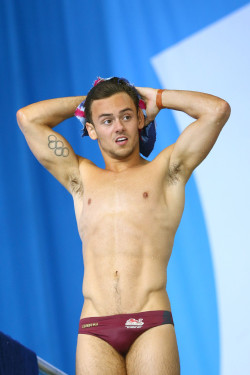 alekzmx:  hotcelebs2000:  TOM DALEY  Tom looking