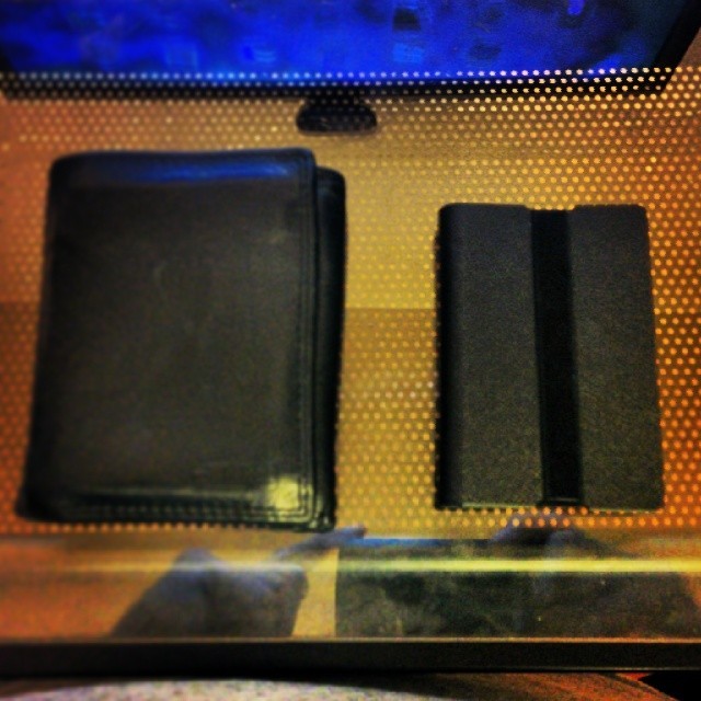 Old wallet left. New #minimalist Ainste wallet right.