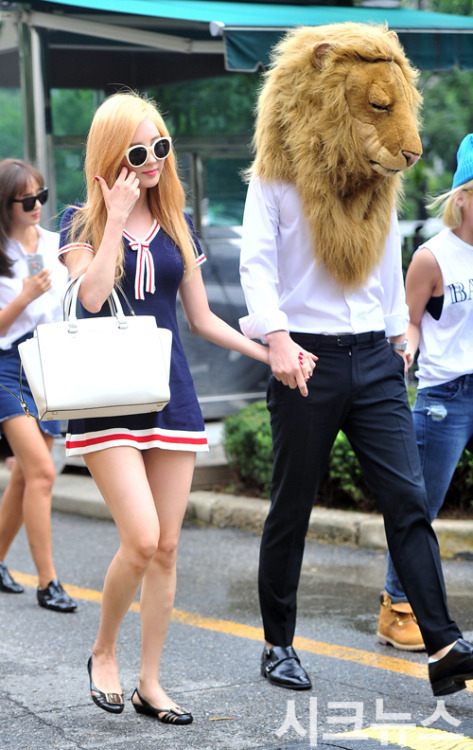 smileyanie:150821 Seohyun with their Lion - KBS building for Music Bank recording