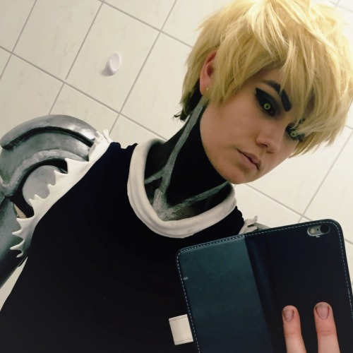 Can’t get selfies without loosing the cyborg hands!!! ;0; Managed to sneak one in the bathroom