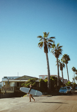 skasurfer:  ledaze:  Snapped this quick shot while my buddy was getting ready to surf.   Life, Love, Surf