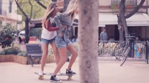 lesbiansfree:  BEST GIFFFFFF. Quiero una patineta y que hagamos esto :l 