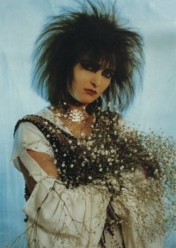 aurasintetica:  Siouxsie Sioux