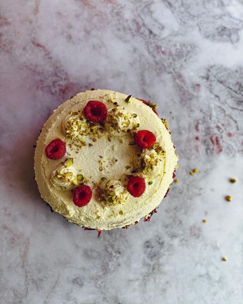 Another one, because she’s kinda cute. Pistachio &amp;raspberries cake ✨ #food #foodie #bo