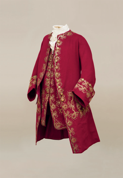 fripperiesandfobs:Coat and waistcoat ca. 1745From Cora Ginsburg LLC