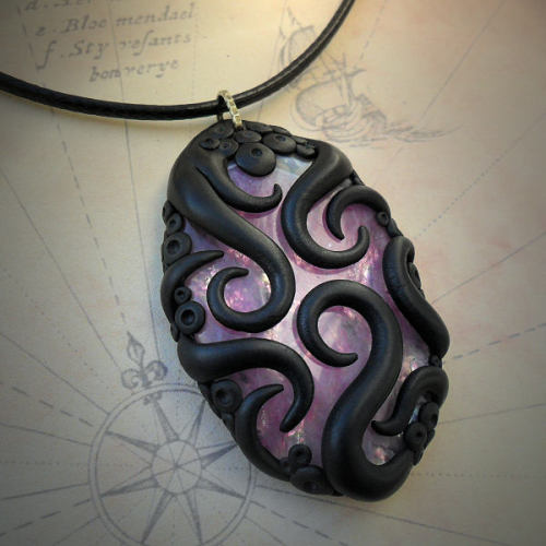 lindsaylately:  cthulhu-jewellery:My tentacled agate and labradorite necklaces http://www.cthulhujewellery.com cthulhu-jewellery:  My tentacled agate and labradorite necklaces http://www.cthulhujewellery.com