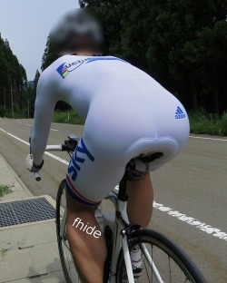 vincentlycra:  fhide:  sky skinsuit  very sexy in white! mind me joining your next ride? 