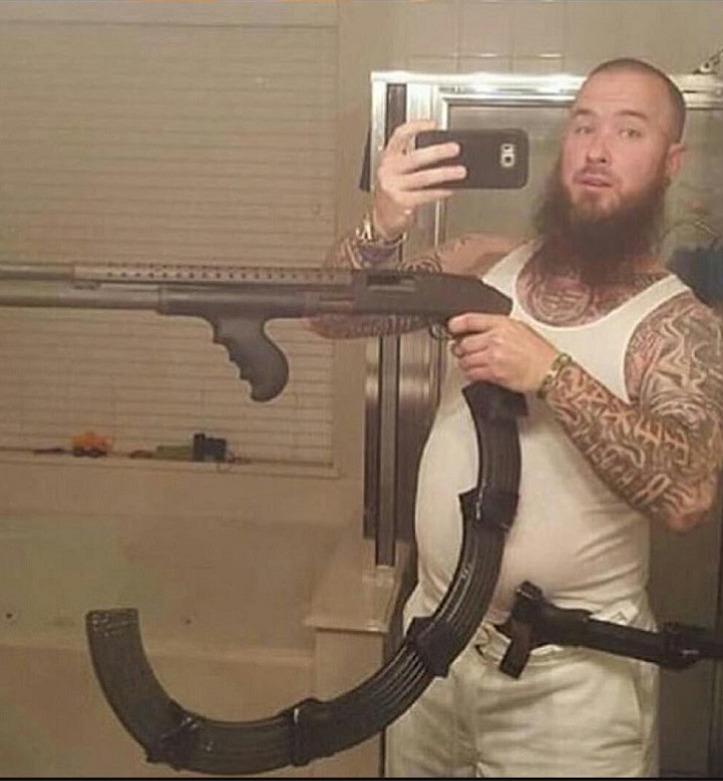 letthegaycommence: catchymemes:     When guns aren’t terrifying they are some of