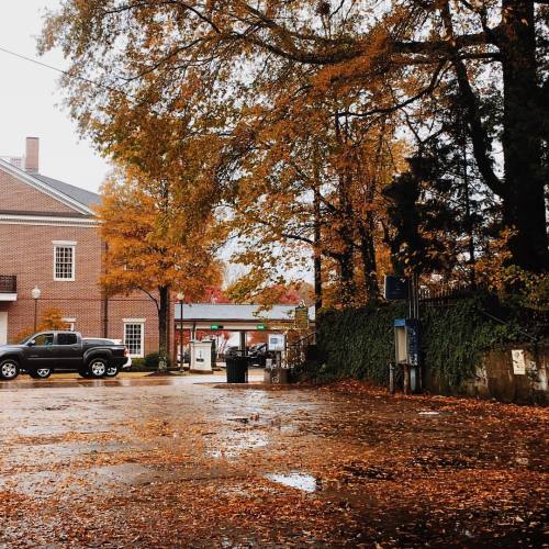 calm-mysoul:perfect fall days make even gas station parking lots look pretty. (at Oxford, Mississipp