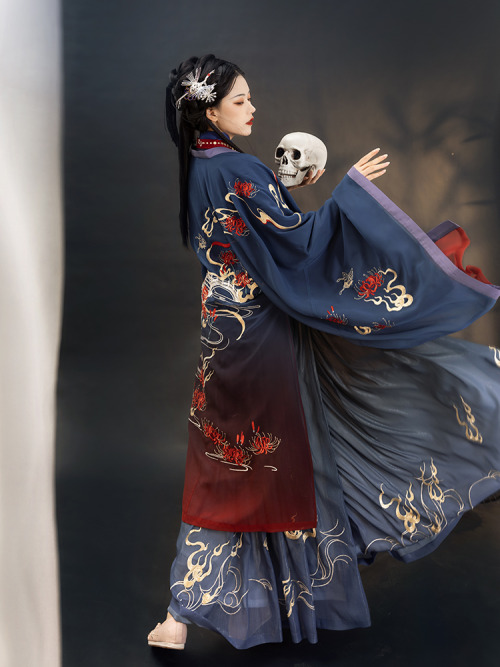 hanfugallery: chinese hanfu by 宴山亭 The second set of hanfu depicts the mythical Chinese beast called