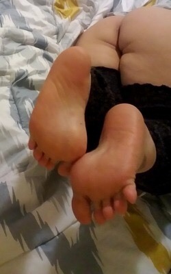 Philly foot model ceci pine shows off her meaty soles and ass