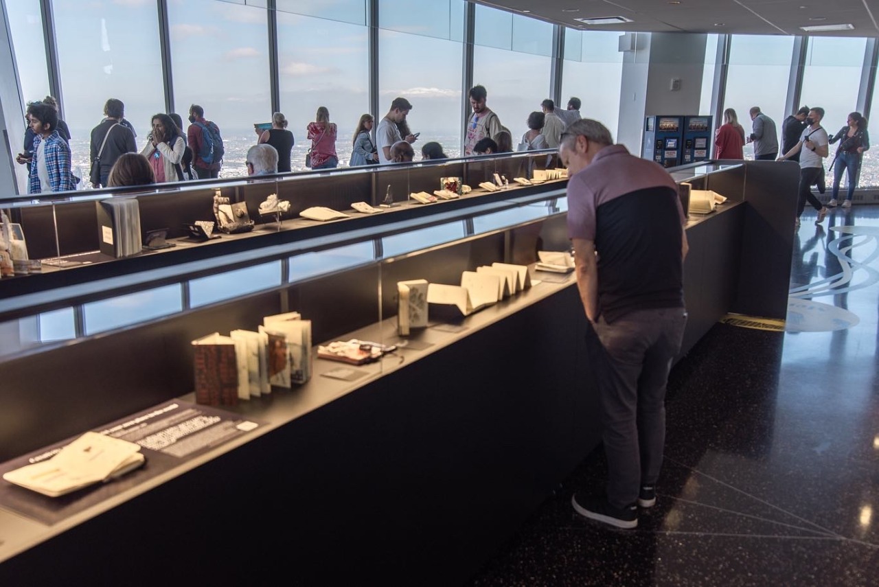 The artist’s book “VERTIGO” by LFC has been exhibited in New York 🇺🇸 at One World Observatory atop the One World Trade Center 👀
👉🏻 The exhibition “Detour: See the world through creativity” was curated by Moleskine Foundation + Moleskine featured more...