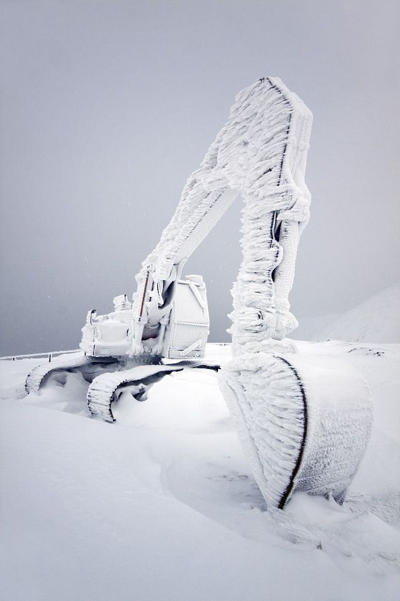 thewelovemachinesposts: Frozen Excavator  Source: https://imgur.com/6uLGO 