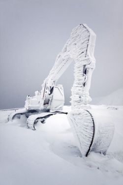 thewelovemachinesposts: Frozen Excavator