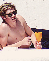 glossyma:      Niall + lying down     